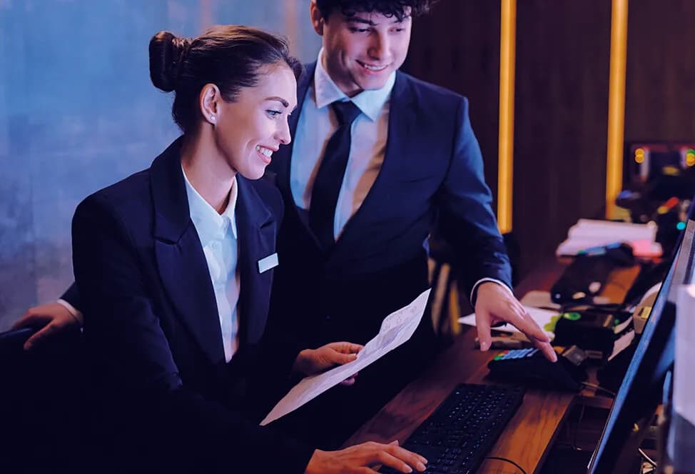 Co robi recepcjonistka w hotelu? Odkryj jej kluczowe obowiązki