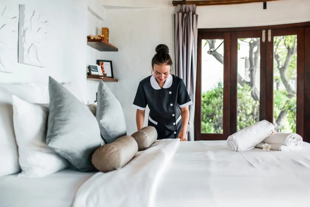 Jak pościelić łóżko w hotelu, aby wyglądało jak w luksusowym obiekcie