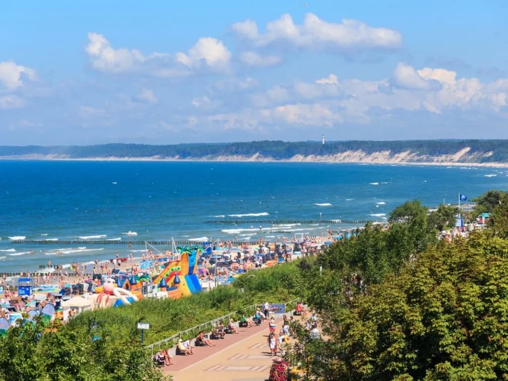 Gdzie szukać noclegów nad morzem, aby zaoszczędzić na wakacjach?