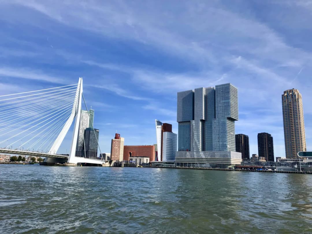 Gdzie leży Rotterdam? Odkryj jego wyjątkowe położenie w Holandii