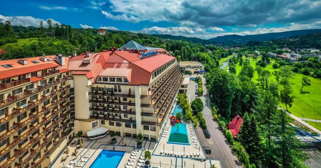 Ile hoteli ma Gołębiewski? Sprawdź aktualną liczbę i lokalizacje