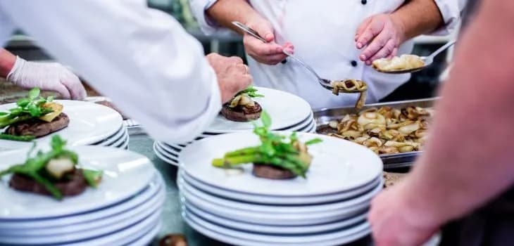 Ile zarabia szef kuchni w hotelu? Zaskakujące różnice w wynagrodzeniach